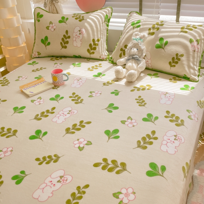 91家纺网 家纺一手货源 找家纺 安哆啦 2024新款高克重小清新牛奶绒单床单 绿叶兔兔