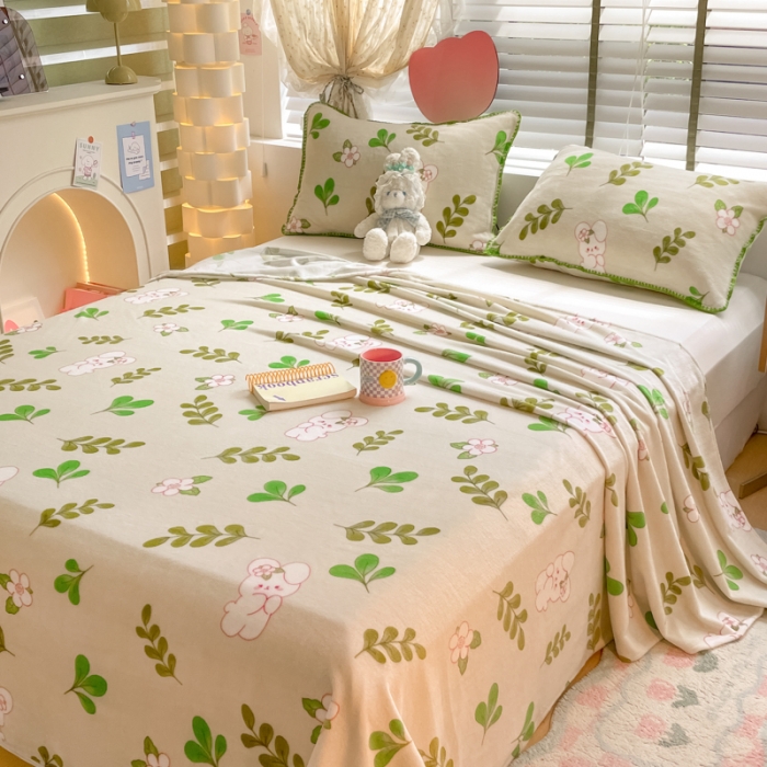 91家纺网 家纺一手货源 找家纺 安哆啦 2024新款高克重小清新牛奶绒单床单 绿叶兔兔