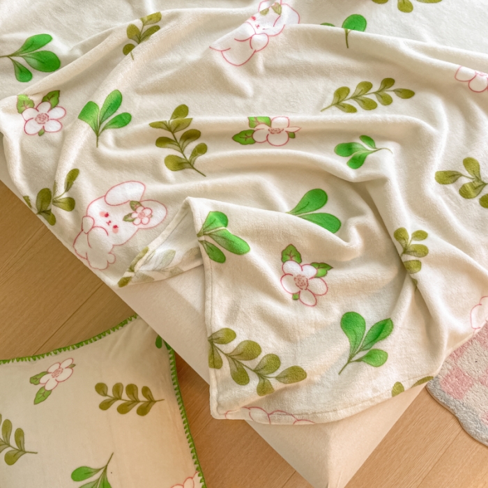 91家纺网 家纺一手货源 找家纺 安哆啦 2024新款高克重小清新牛奶绒单床单 绿叶兔兔