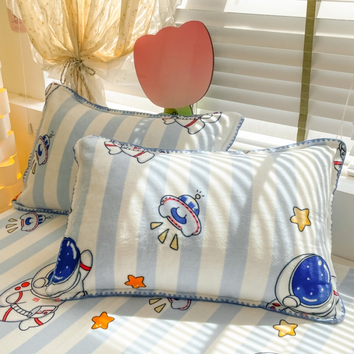 91家纺网 家纺一手货源 找家纺 安哆啦 2024新款高克重小清新牛奶绒单床单 太空人