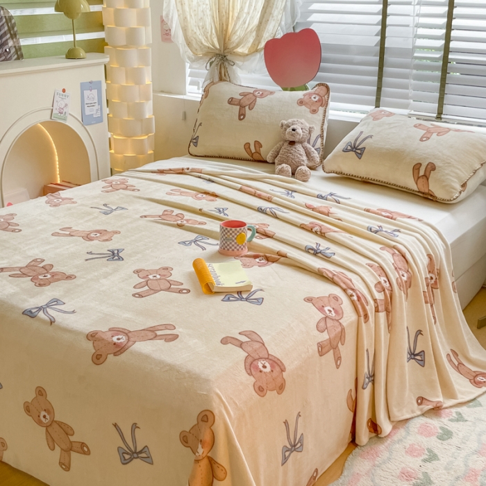 91家纺网 家纺一手货源 找家纺 安哆啦 2024新款高克重小清新牛奶绒单床单 玩具熊