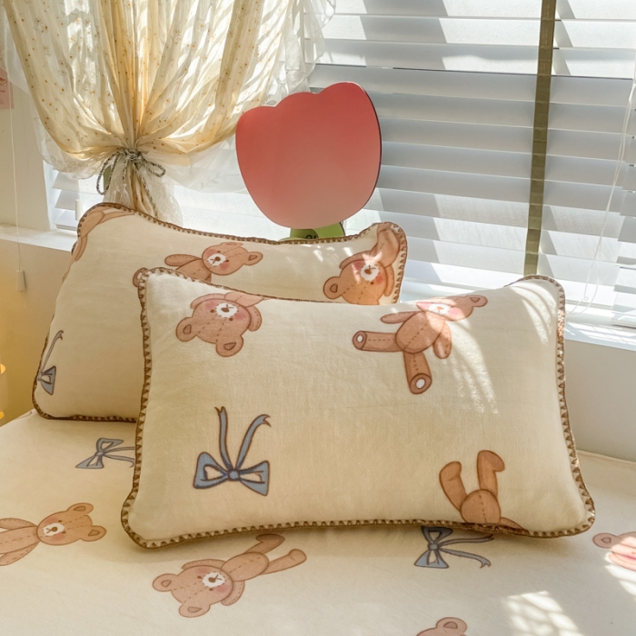 91家纺网 家纺一手货源 找家纺 安哆啦 2024新款高克重小清新牛奶绒单床单 玩具熊