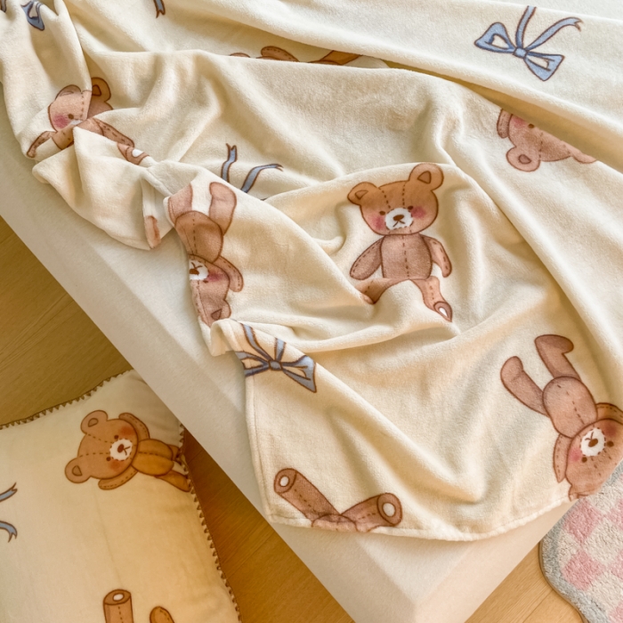 91家纺网 家纺一手货源 找家纺 安哆啦 2024新款高克重小清新牛奶绒单床单 玩具熊