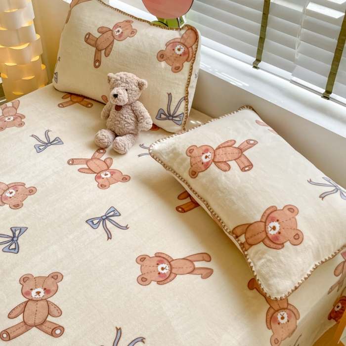 91家纺网 家纺一手货源 找家纺 安哆啦 2024新款高克重小清新牛奶绒单床单 玩具熊