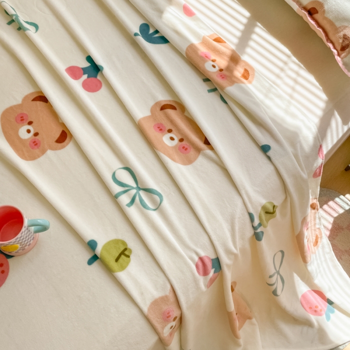 91家纺网 家纺一手货源 找家纺 安哆啦 2024新款高克重小清新牛奶绒单床单 小熊宝