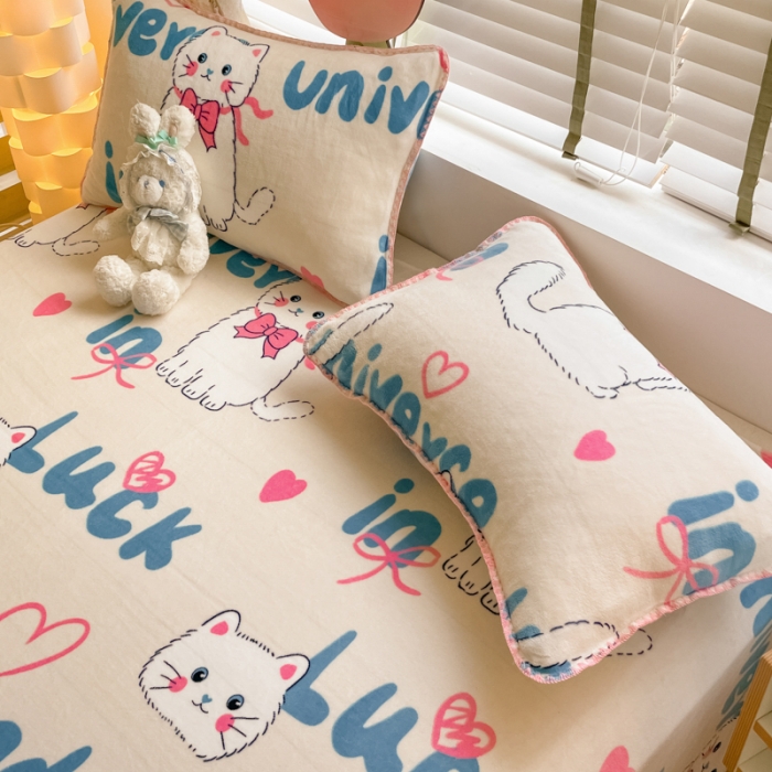 91家纺网 家纺一手货源 找家纺 安哆啦 2024新款高克重小清新牛奶绒单床单 英文猫咪