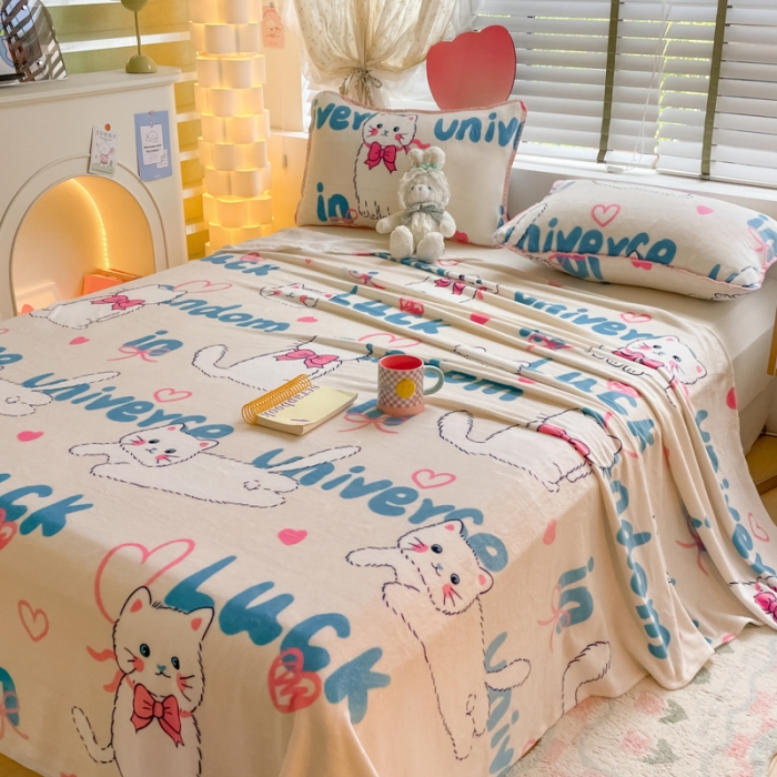 91家纺网 家纺一手货源 找家纺 安哆啦 2024新款高克重小清新牛奶绒单床单 英文猫咪