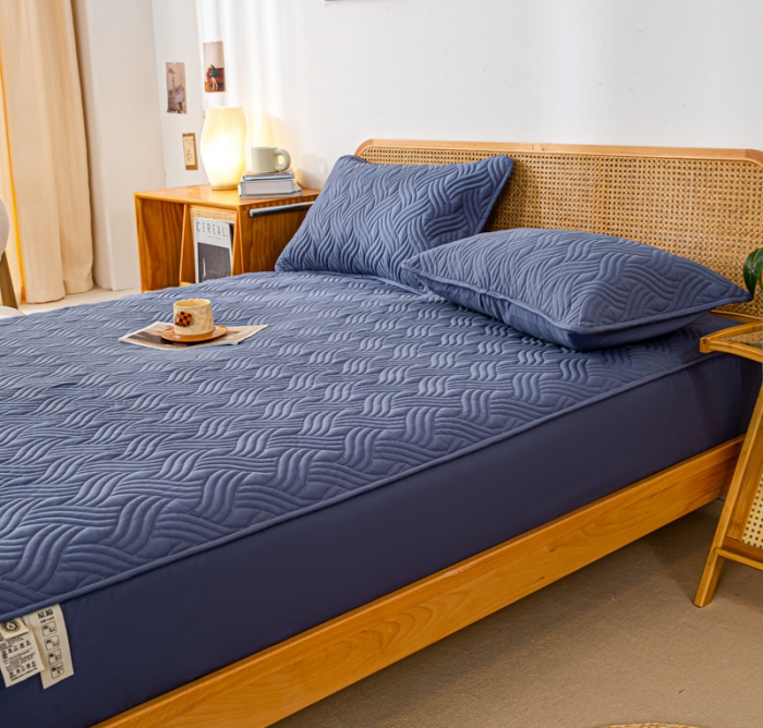 91家纺网 家纺一手货源 找家纺 X猫先生2024新款A类原棉本色大豆纤维夹棉床垫三件套 简爱-岩石蓝