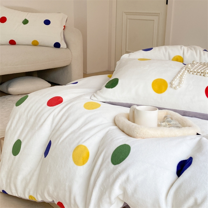 91家纺网 家纺一手货源 找家纺 时光里 2023新款230g半消光印花牛奶绒四件套 INS款-彩色波点