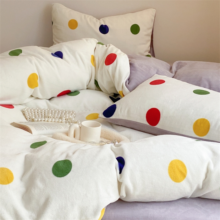 91家纺网 家纺一手货源 找家纺 时光里 2023新款230g半消光印花牛奶绒四件套 INS款-彩色波点