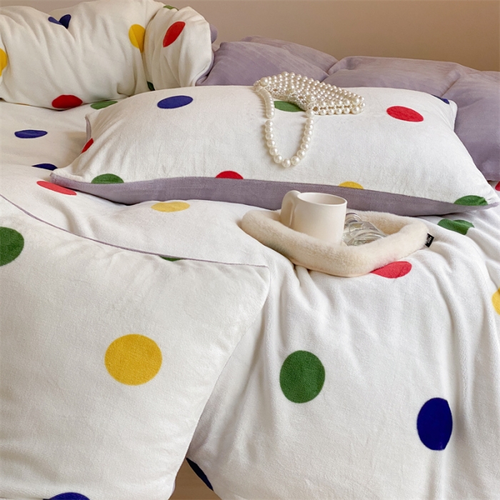 91家纺网 家纺一手货源 找家纺 时光里 2023新款230g半消光印花牛奶绒四件套 INS款-彩色波点