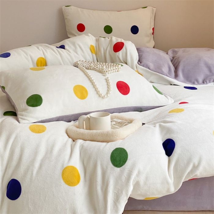 91家纺网 家纺一手货源 找家纺 时光里 2023新款230g半消光印花牛奶绒四件套 INS款-彩色波点