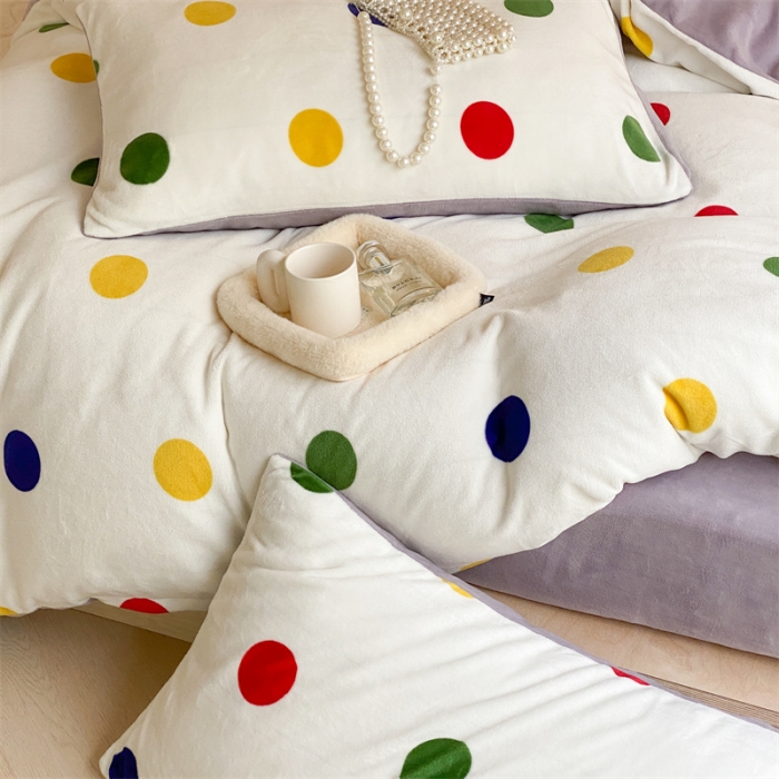 91家纺网 家纺一手货源 找家纺 时光里 2023新款230g半消光印花牛奶绒四件套 INS款-彩色波点