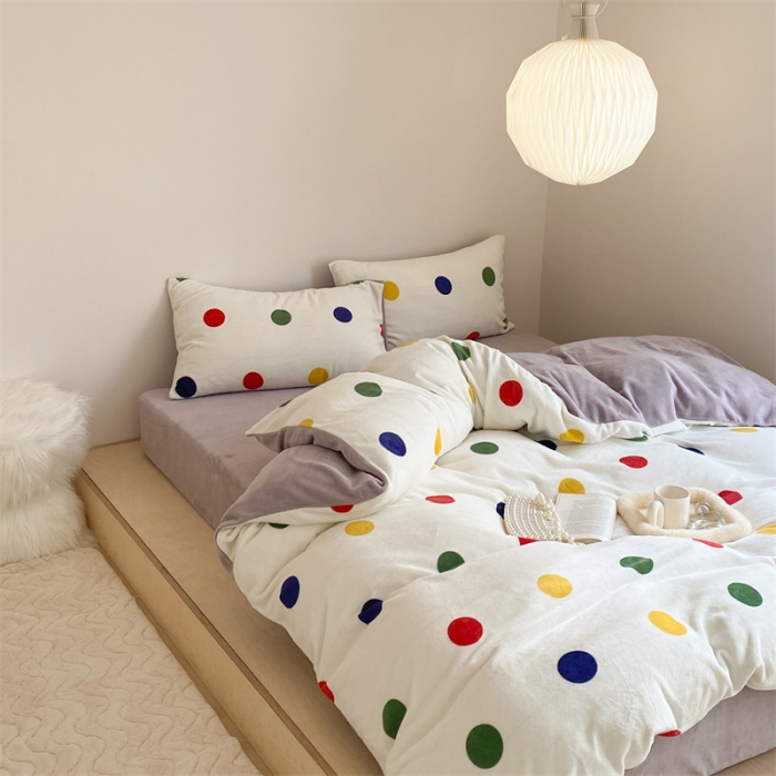 91家纺网 家纺一手货源 找家纺 时光里 2023新款230g半消光印花牛奶绒四件套 INS款-彩色波点