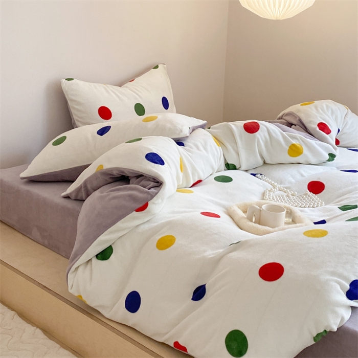 91家纺网 家纺一手货源 找家纺 时光里 2023新款230g半消光印花牛奶绒四件套 INS款-彩色波点