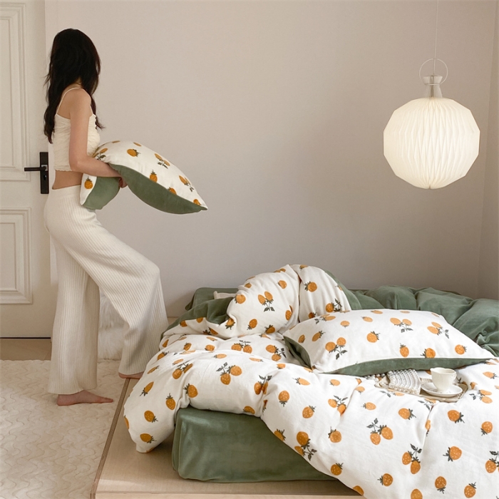 91家纺网 家纺一手货源 找家纺 时光里 2023新款230g半消光印花牛奶绒四件套 INS款-草莓