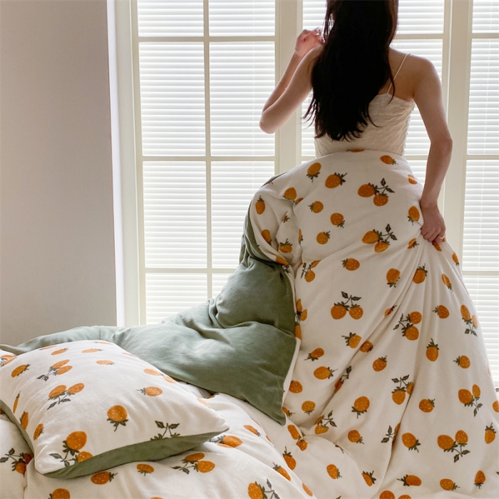 91家纺网 家纺一手货源 找家纺 时光里 2023新款230g半消光印花牛奶绒四件套 INS款-草莓