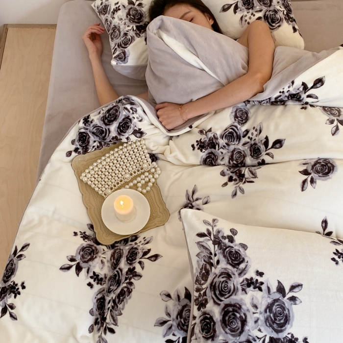 91家纺网 家纺一手货源 找家纺 时光里 2023新款230g半消光印花牛奶绒四件套 花卉款-巴黎玫瑰