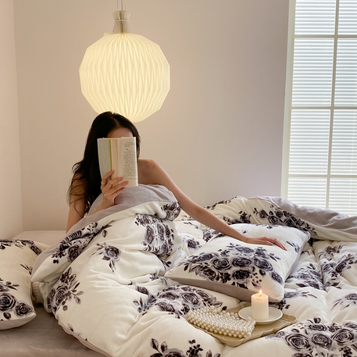 91家纺网 家纺一手货源 找家纺 时光里 2023新款230g半消光印花牛奶绒四件套 花卉款-巴黎玫瑰