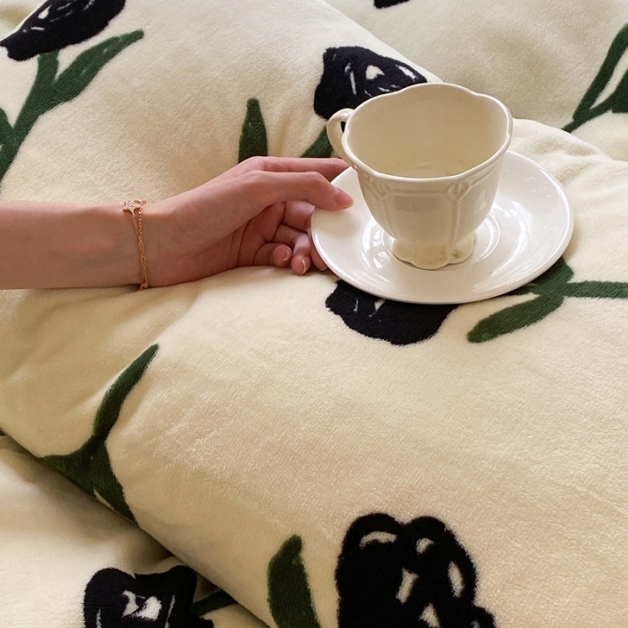 91家纺网 家纺一手货源 找家纺 时光里 2023新款230g半消光印花牛奶绒四件套 花卉款-绿野仙踪