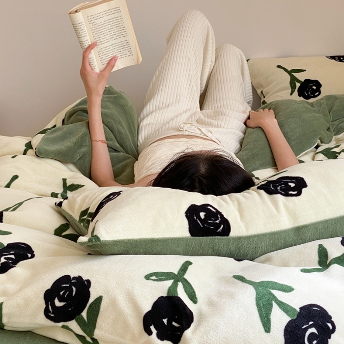 91家纺网 家纺一手货源 找家纺 时光里 2023新款230g半消光印花牛奶绒四件套 花卉款-绿野仙踪