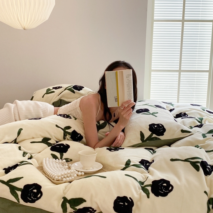 91家纺网 家纺一手货源 找家纺 时光里 2023新款230g半消光印花牛奶绒四件套 花卉款-绿野仙踪