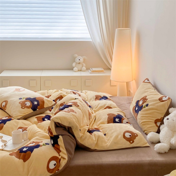 91家纺网 家纺一手货源 找家纺 时光里 2023新款230g半消光印花牛奶绒四件套 卡通款-呆呆熊