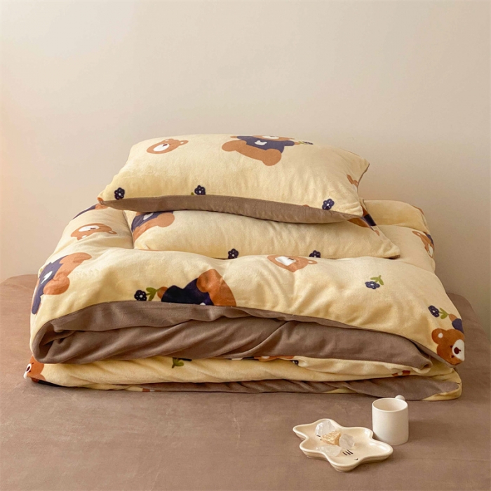 91家纺网 家纺一手货源 找家纺 时光里 2023新款230g半消光印花牛奶绒四件套 卡通款-呆呆熊