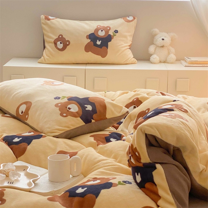 91家纺网 家纺一手货源 找家纺 时光里 2023新款230g半消光印花牛奶绒四件套 卡通款-呆呆熊