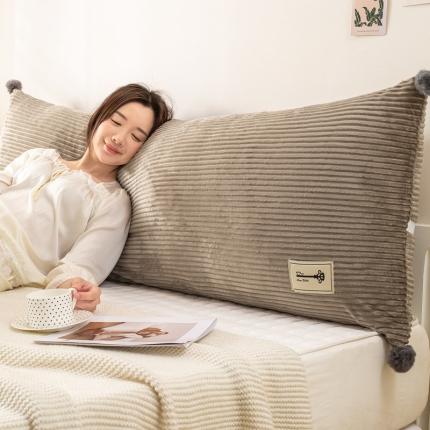 91家纺网 家纺一手货源 找家纺 碧尔 2025新款魔法绒直条靠垫 咖色