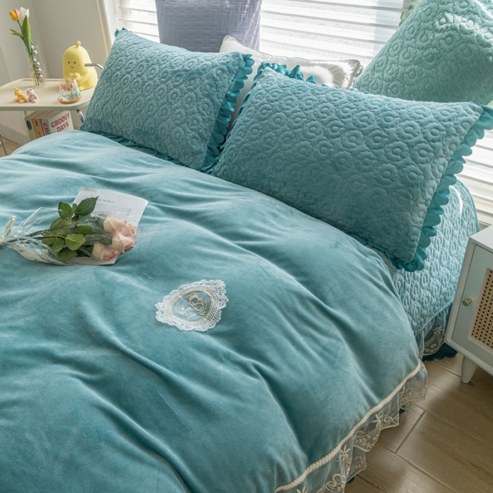 91家纺网 家纺一手货源 找家纺 乐嘉盈 2025新款纯色刺绣蕾丝边牛奶绒床盖款四件套 贵族蓝