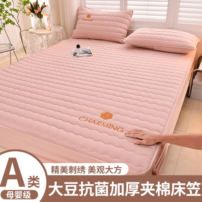 91家纺网 家纺一手货源 找家纺 X猫先生小香风A类原棉刺绣大豆纤维夹棉床笠纯色床罩保护罩小香风-莱因粉