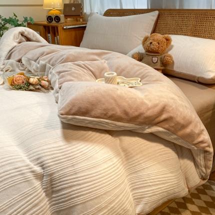 91家纺网 家纺一手货源 找家纺 莱茵 2023新款高克重牛奶绒雕花烂花简单款四件套 巴克曼-奶茶太妃