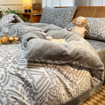 91家纺网 家纺一手货源 找家纺 莱茵 2023新款高克重牛奶绒雕花烂花简单款四件套 依丝克-高级灰