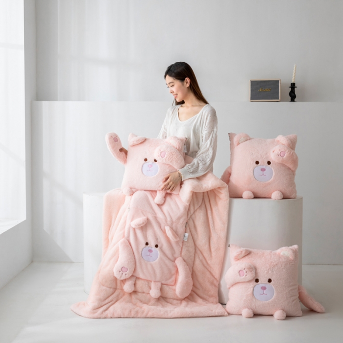 91家纺网 家纺一手货源 找家纺 雷娜 2023新款兔毛绒玩偶抱枕被 TIMI粉熊
