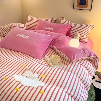 91家纺网 家纺一手货源 找家纺 如一 2023新款多巴胺元素韩式ins毛巾绣条纹牛奶绒四件套 萌萌兔