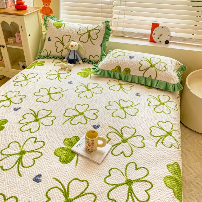 91家纺网 家纺一手货源 找家纺 慕木  2025新款A类小清新加厚多功能牛奶绒夹棉床盖 四叶草