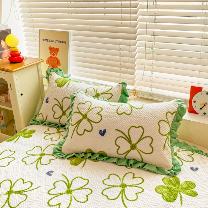 91家纺网 家纺一手货源 找家纺 慕木  2025新款A类小清新加厚多功能牛奶绒夹棉床盖 四叶草