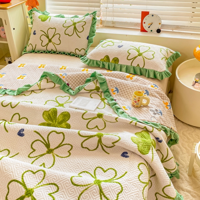 91家纺网 家纺一手货源 找家纺 慕木  2025新款A类小清新加厚多功能牛奶绒夹棉床盖 四叶草