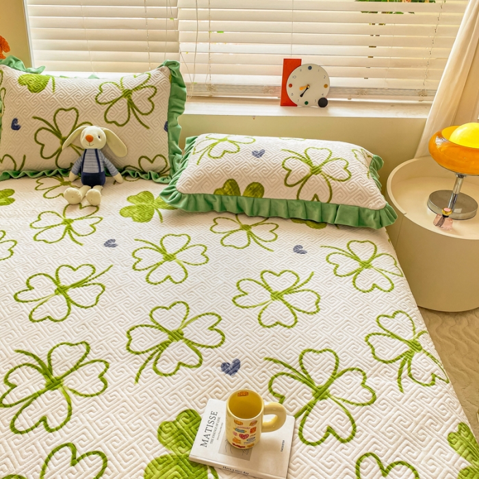 91家纺网 家纺一手货源 找家纺 慕木  2025新款A类小清新加厚多功能牛奶绒夹棉床盖 四叶草