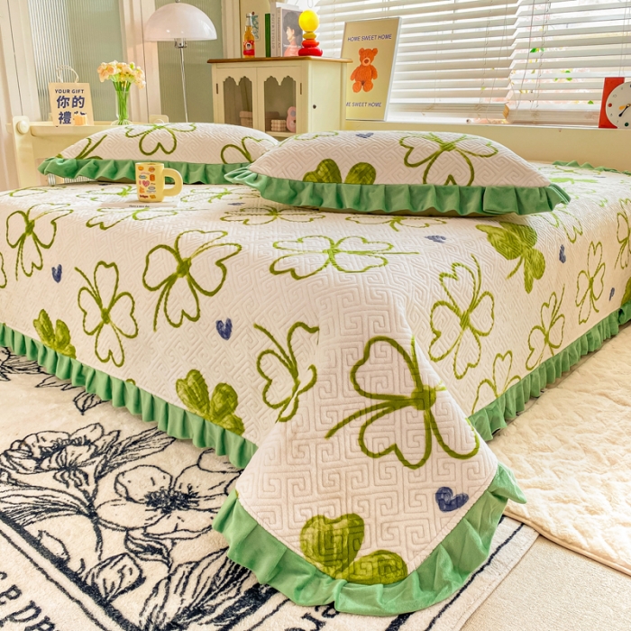 91家纺网 家纺一手货源 找家纺 慕木  2025新款A类小清新加厚多功能牛奶绒夹棉床盖 四叶草