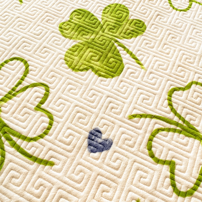 91家纺网 家纺一手货源 找家纺 慕木  2025新款A类小清新加厚多功能牛奶绒夹棉床盖 四叶草