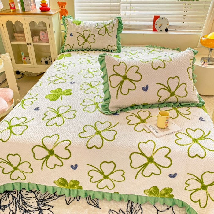 91家纺网 家纺一手货源 找家纺 慕木  2025新款A类小清新加厚多功能牛奶绒夹棉床盖 四叶草