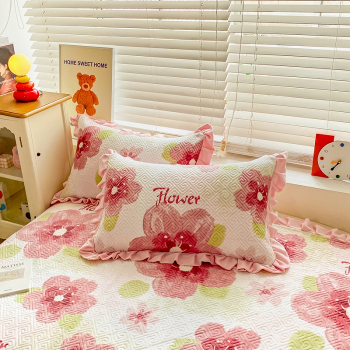 91家纺网 家纺一手货源 找家纺 慕木  2025新款A类小清新加厚多功能牛奶绒夹棉床盖 樱花