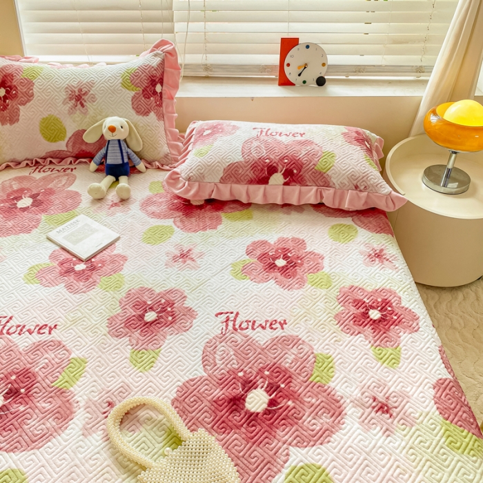 91家纺网 家纺一手货源 找家纺 慕木  2025新款A类小清新加厚多功能牛奶绒夹棉床盖 樱花