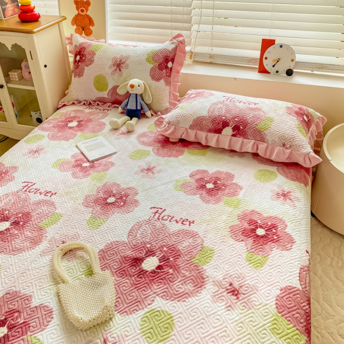 91家纺网 家纺一手货源 找家纺 慕木  2025新款A类小清新加厚多功能牛奶绒夹棉床盖 樱花