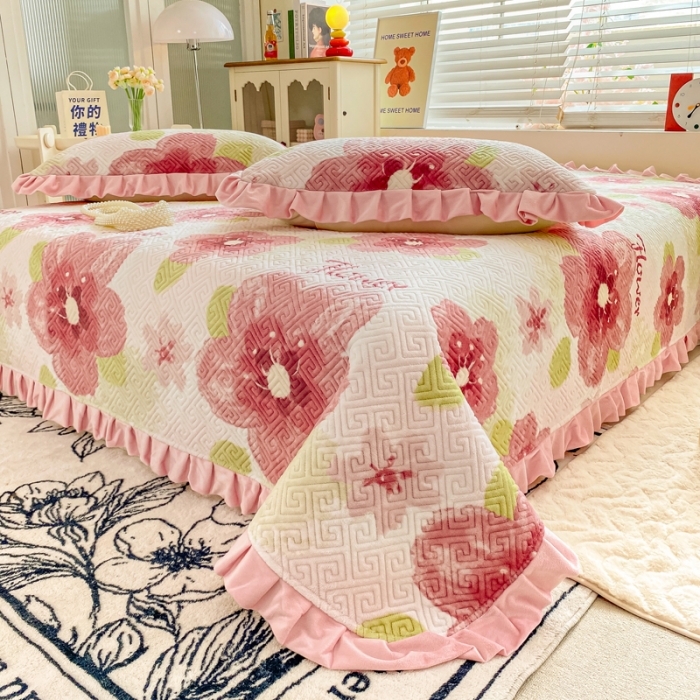 91家纺网 家纺一手货源 找家纺 慕木  2025新款A类小清新加厚多功能牛奶绒夹棉床盖 樱花