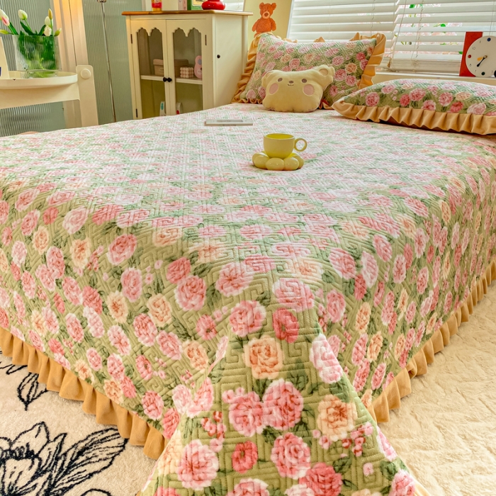 91家纺网 家纺一手货源 找家纺 慕木  2025新款A类小清新加厚多功能牛奶绒夹棉床盖 春俏