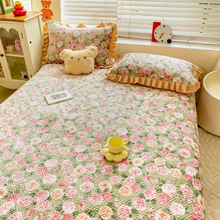 91家纺网 家纺一手货源 找家纺 慕木  2025新款A类小清新加厚多功能牛奶绒夹棉床盖 春俏