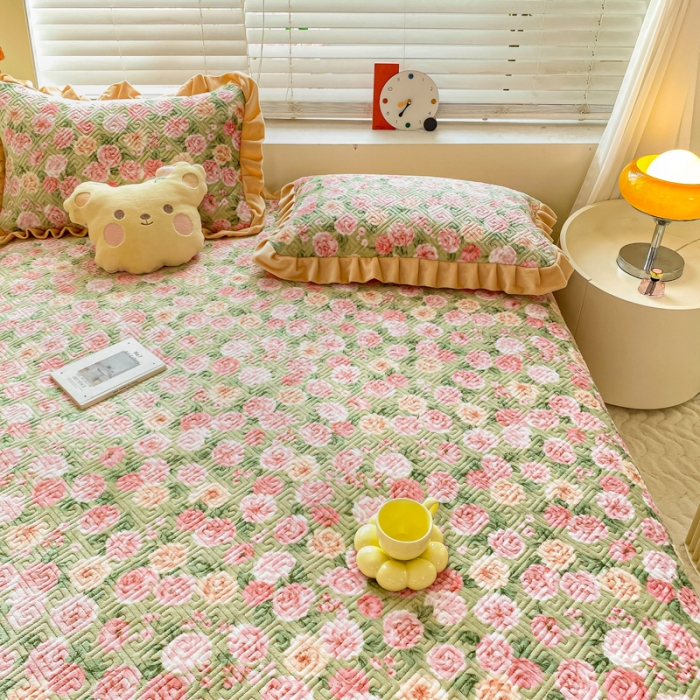 91家纺网 家纺一手货源 找家纺 慕木  2025新款A类小清新加厚多功能牛奶绒夹棉床盖 春俏